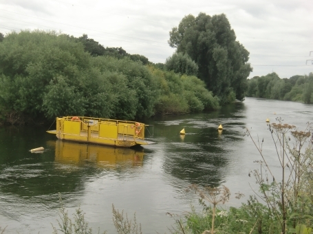 Wesel-Obrighoven : RWE-Straße, Lippefähre Quertreiber, die Gierseilfähre ( Fachbegriff ) für Fahrräder und Fußgänger zur Querung der Lippe bei Wesel-Obrigthoven.